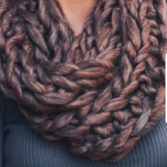 🧡☃️Beautiful, Chunky Infinity Scarf - Picture 2 of 2